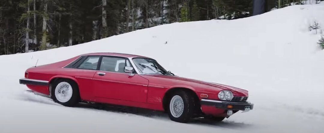 Offrez vous un peu d’adrénaline sur les pistes de ski avec votre Jaguar préférée !
